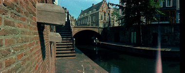 120939 Gezicht vanaf de werf aan de Nieuwegracht op de Pausdambrug te Utrecht met op de achtergrond Paushuize (Kromme ...